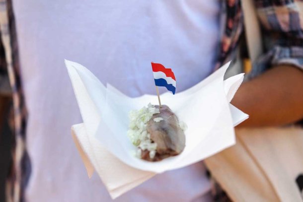 man eet hollandse nieuwe