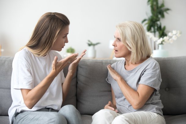 Moeder met dochter in discussie