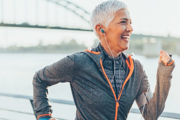 Vrouw rent hard met activity tracker