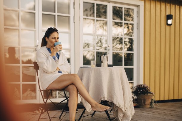 Vrouw bij recreatiewoning
