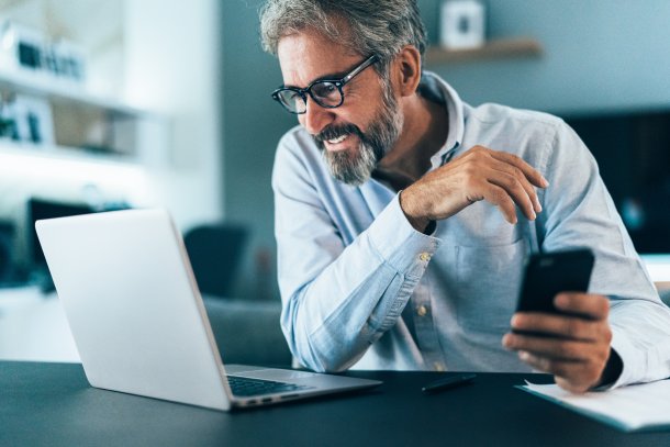 Man met telefoon is bezig met werk