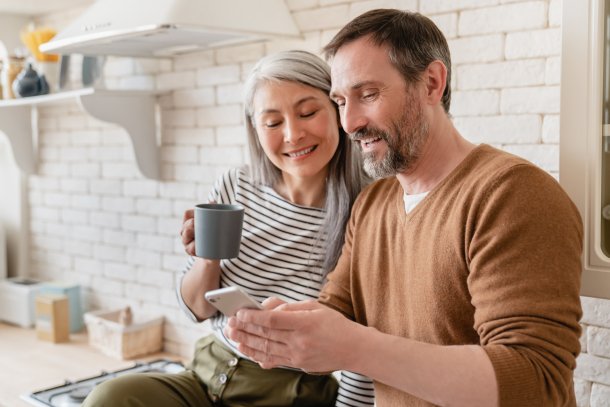 Man zet gegevens over op nieuwe smartphone