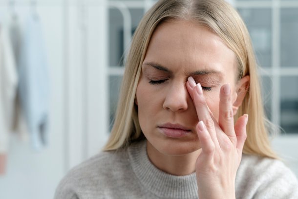Vrouw wrijft in haar pijnlijke ogen
