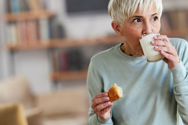 vrouw drinkt drinkyoghurt
