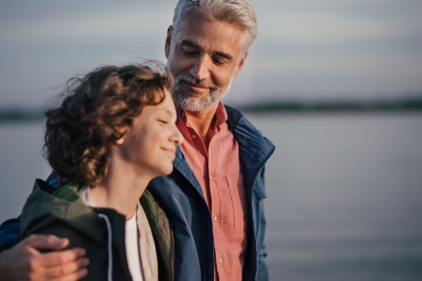 Man wandelt met zijn dochter over het strand