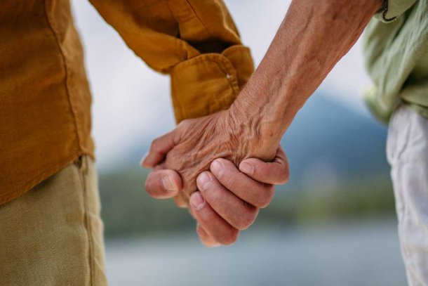 ouder stel hand in hand