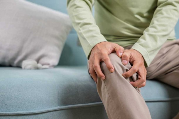 Man met artrose op bank
