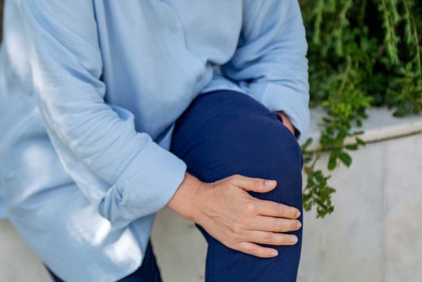 Vrouw met artrose in de knie