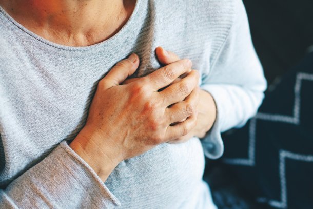 vrouw met handen op hart