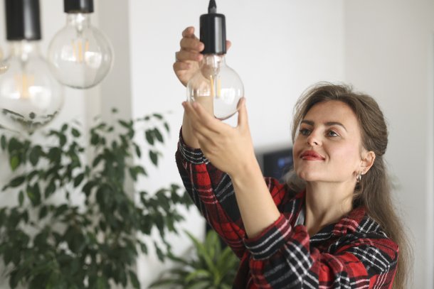 Vrouw vervangt lamp
