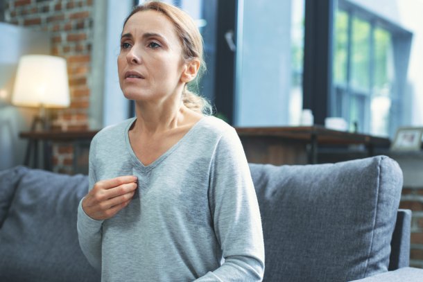 Vrouw op de bank met een zweetaanval