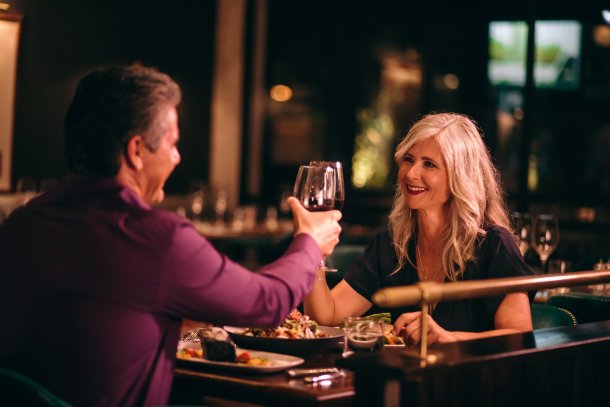Man en vrouw samen uit eten