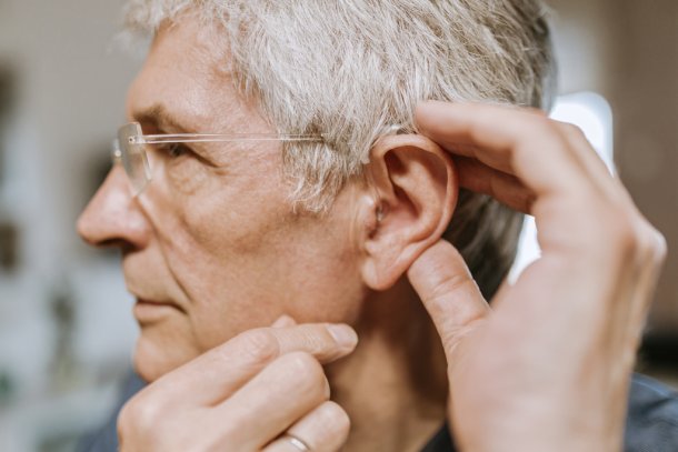 man met hoortoestel
