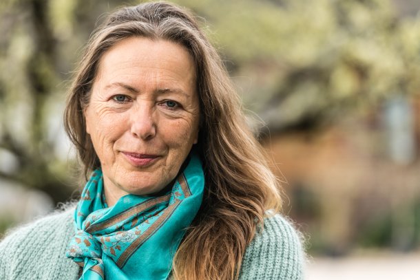 oudere vrouw met sjaal