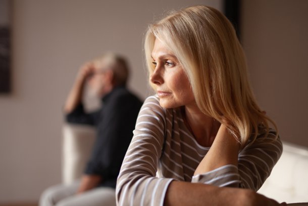Ouder stel heeft een conflict zitten op de bank