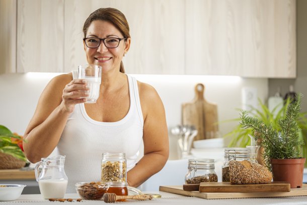 vrouw drinkt melk