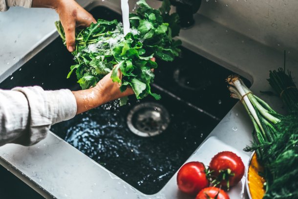 Groente wassen onder de kraan