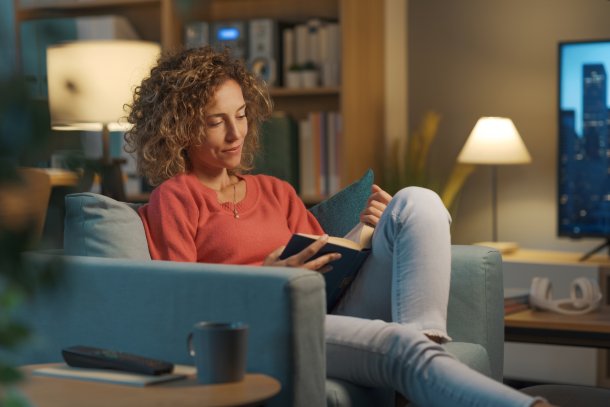Vrouw leest boek