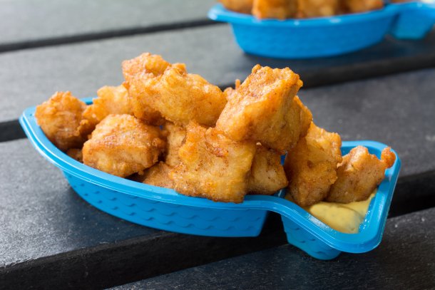 Kibbeling in een bakje in de vorm van een vis
