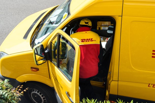 DHL bezorger