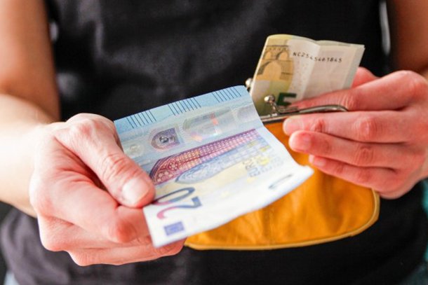 Vrouw met contant geld in haar hand