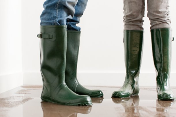laarzen aan water in huis