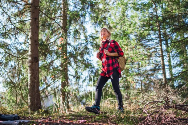 Vrouw wandelt op een mooie herfstdag door de bossen