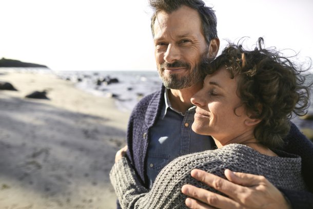 Koppel op het strand, verliefd