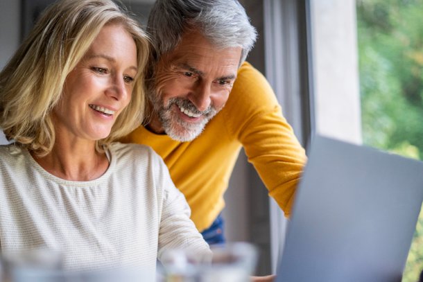 Man en vrouw samen achter de computer
