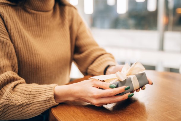 Vrouw opent cadeau