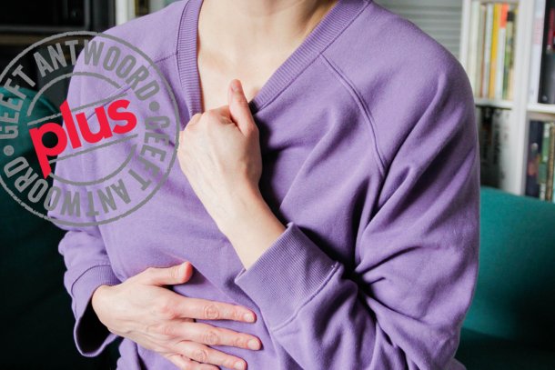 vrouw met paarse trui heeft paniek