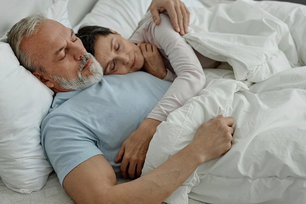 Koppell slapend in bed
