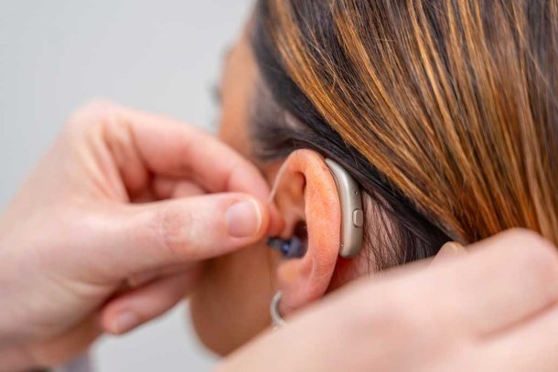 Vrouw krijg hoortoestel geplaatst in haar oor