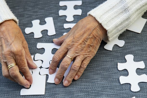 oudere vrouw puzzelt