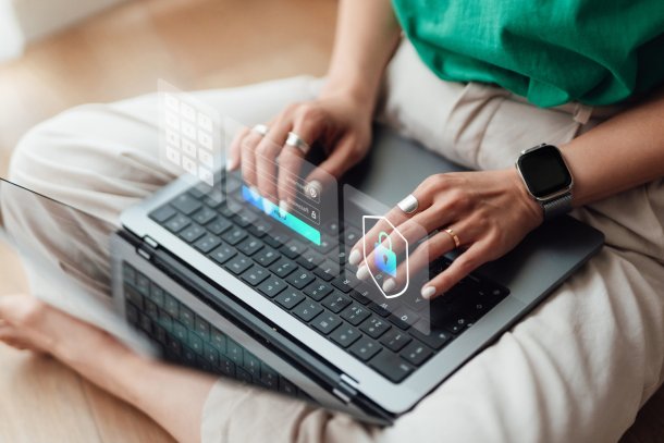 Vrouw is bezig op de computer