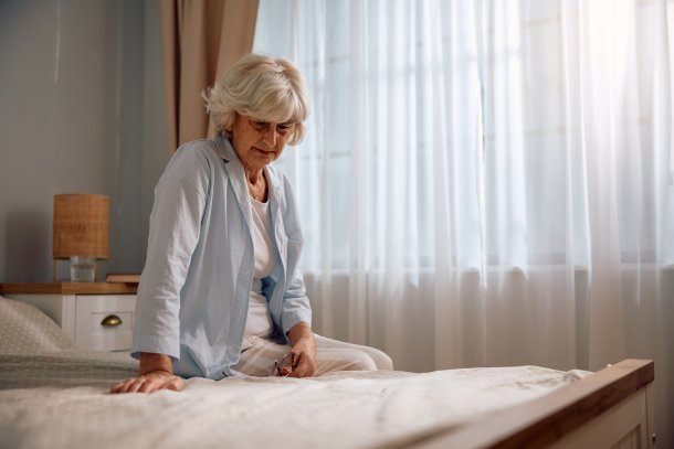 Vrouw kijkt bedachtzaam