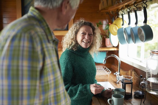 Man en vrouw in gesprek in de keuken