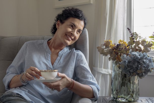 Vrouw drinkt thee