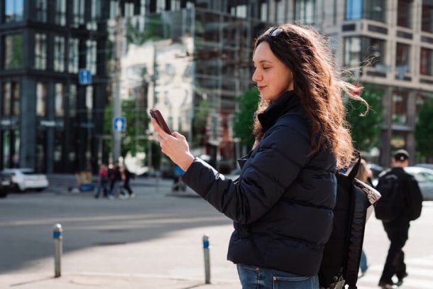 Vrouw checkt telefoon