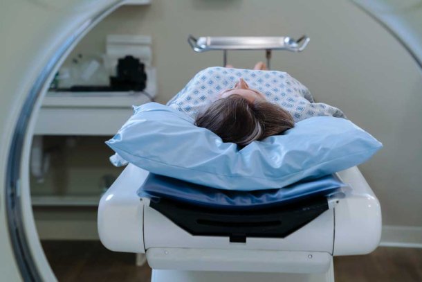 Vrouw ligt op tafel voor een bodyscan