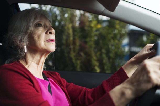 oudere vrouw rijdt auto