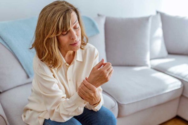 Vrouw met duimartrose