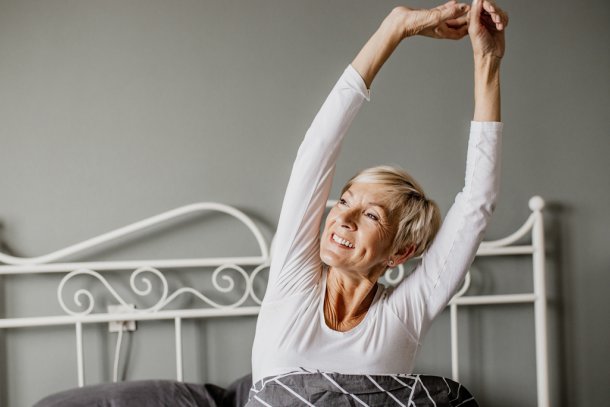 vrouw wordt uitgerust wakker