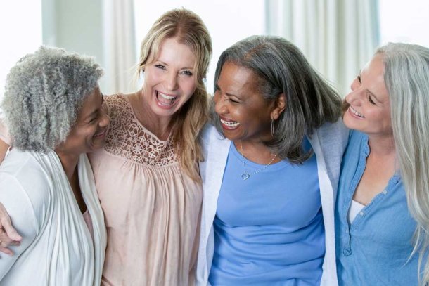 Vier vriendinnen vrolijk op de foto