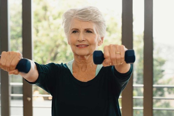 Vrouw traint met gewichtjes