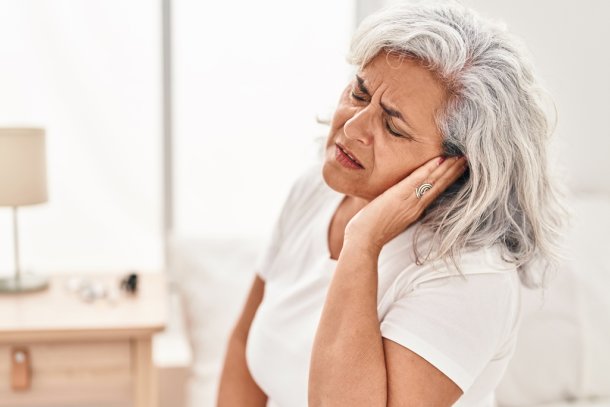 oudere vrouw heeft jeuk aan oren