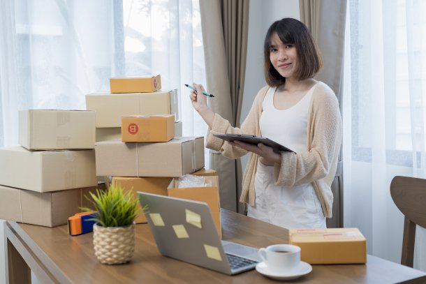 Chinese vrouw met pakketjes