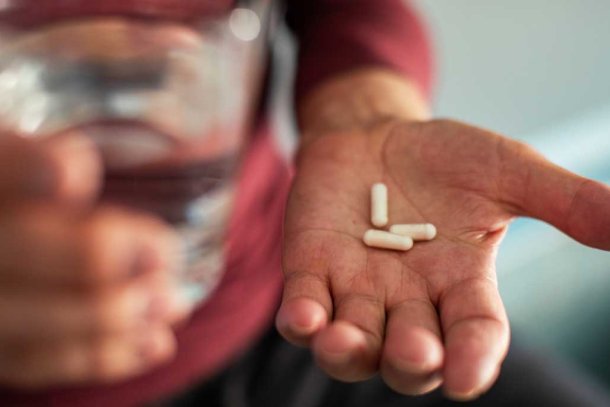 Oudere man neemt antibiotica