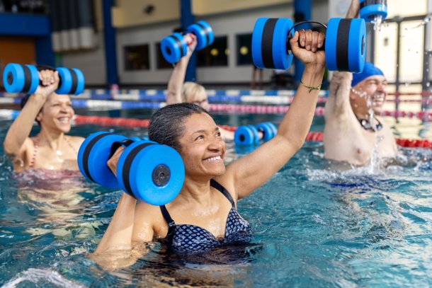 oudere vrouw die aquarobics doet