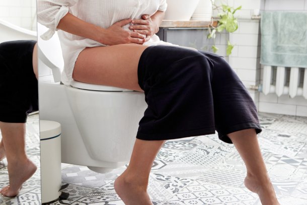 vrouw met blaasontsteking op wc